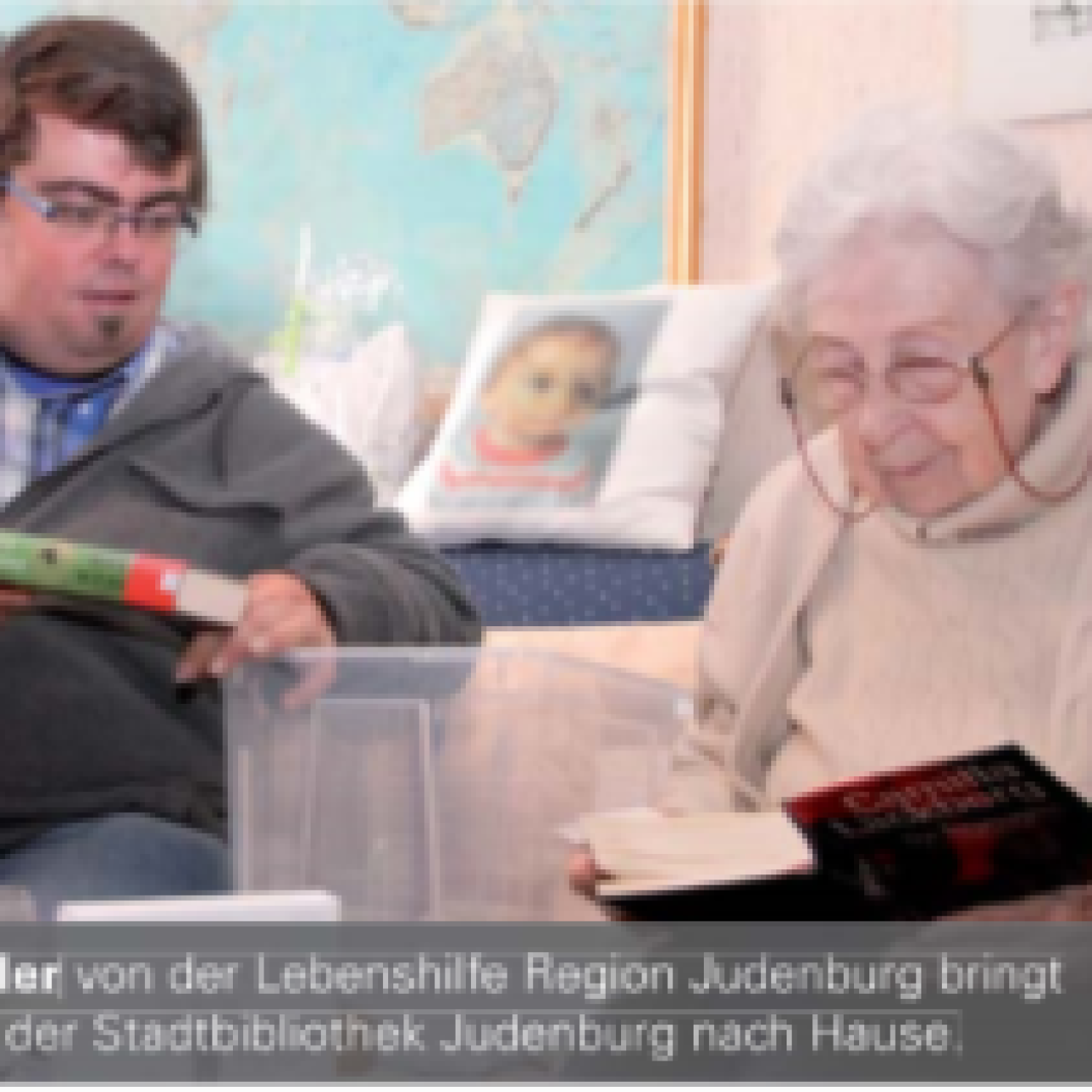 Buch mich: Mann mit Bücherbox und ältere Dame